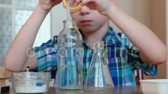 在家做化学实验男孩用吸管把瓶子里的水倒进瓶里视频的预览图