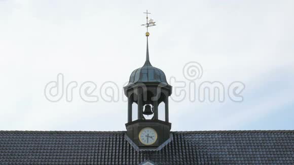 哥本哈根市中心丹麦老教堂钟楼近景视频的预览图