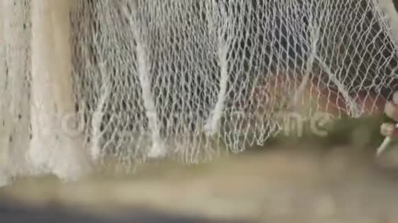 手女人织渔网视频的预览图