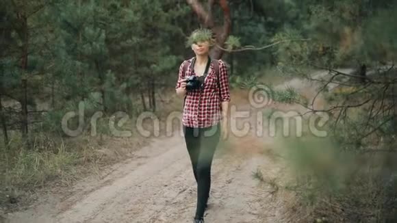 女游客在森林徒步旅行视频的预览图