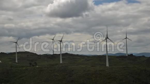 葡萄牙东北部山顶风力发电场的时间跨度可再生能源概念视频的预览图