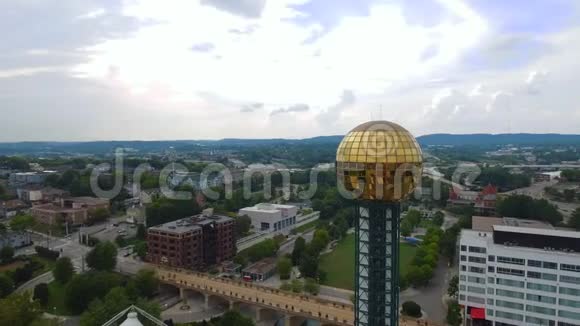 诺克斯维尔田纳西州美国市中心在世界博览会公园诺克斯维尔会议中心空中观景4k视频的预览图