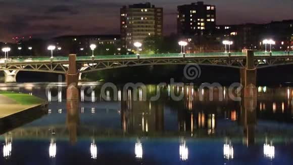 法国欧西塔尼亚加龙河在夜间穿越图卢兹市视频的预览图