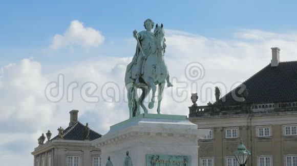 丹麦哥本哈根皇家住宅附近的弗雷德里科昆托克莱门蒂雕像视频的预览图