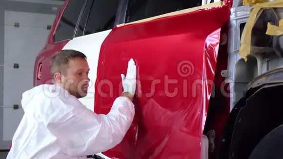 人在车库用保护膜包裹汽车视频的预览图
