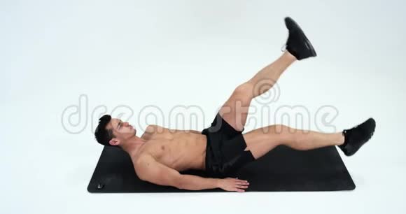 做腹部运动的年轻人腿的运动坐在地毯上红色史诗视频的预览图