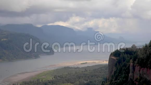 阴天俯瞰哥伦比亚河的风景视频的预览图