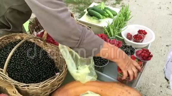 当地卖家在村里的街头市场出售浆果视频的预览图