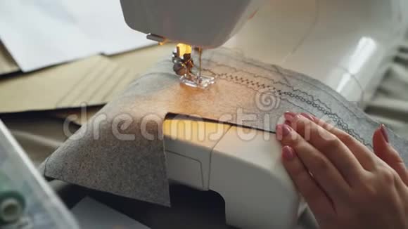 工作缝纫机织物和修剪过的女性手的特写镜头服装制造工艺理念光线视频的预览图
