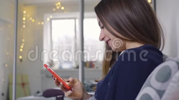 妇女在床上使用手机视频的预览图
