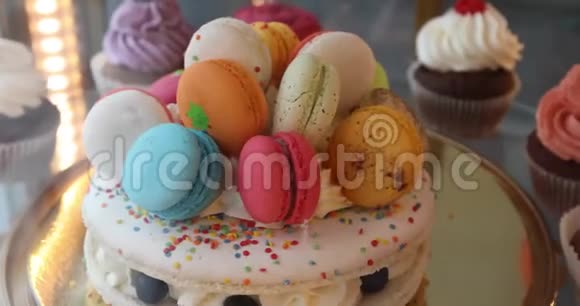 美味香草分层蛋糕装饰马卡龙视频的预览图