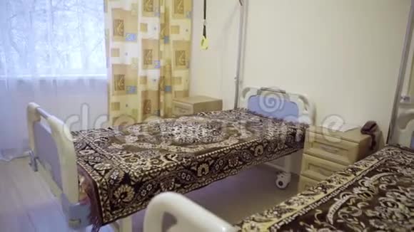 有两张铺有地毯的医疗床的病房景观视频的预览图