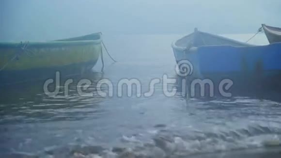 船在雾中停靠视频的预览图