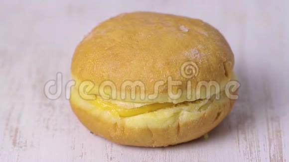 带蛋奶油的甜甜圈视频的预览图