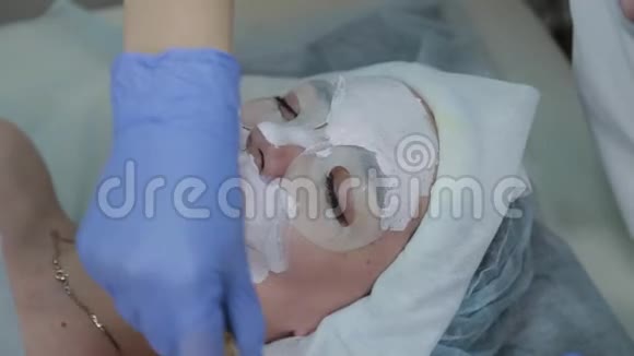 专业美容师女士用脸刷向客户敷面膜视频的预览图