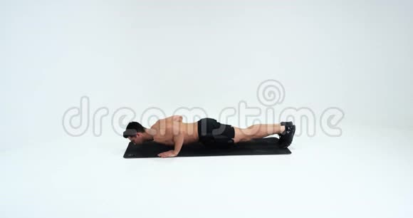举重运动员正在锻炼从地板上握手白色背景4k视频的预览图