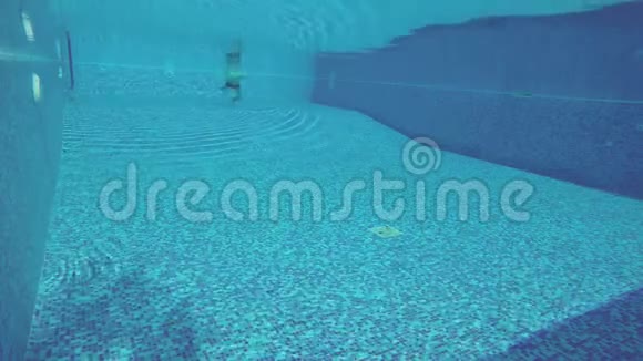 水下射击人在游泳池里游泳积极休息运动视频的预览图