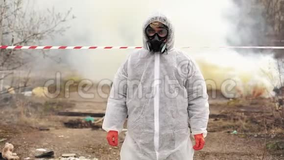 穿着生物危险服装的男人和煤气走在烟雾弥漫的污染区视频的预览图