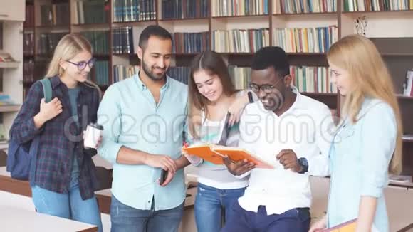 多种族学生在图书馆准备考试时玩得很开心视频的预览图