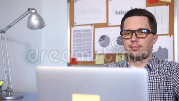 办公室工作人员使用计算机在网络中工作视频的预览图