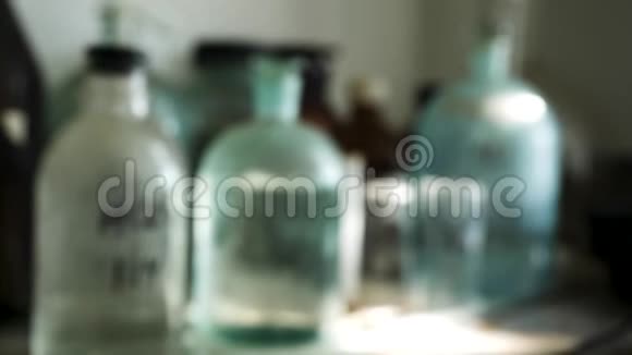 化学实验室与酸性溶液在旧玻璃烧瓶在实验室里用化学溶液把桌子关上视频的预览图