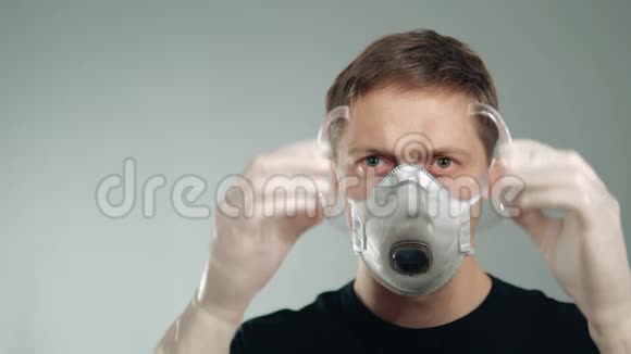 戴护目镜的人呼吸面罩保护呼吸系统和眼睛免受有害物质的侵害视频的预览图