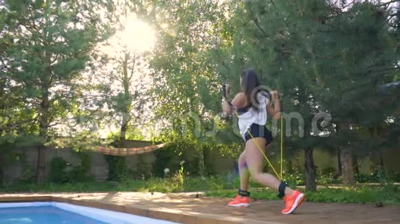女运动员在阳光明媚的夏天训练泄密慢镜头拍摄视频的预览图