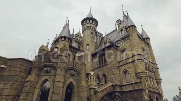 中世纪城堡的塔楼浮雕石墙彩色窗户哥特式建筑风格视频的预览图