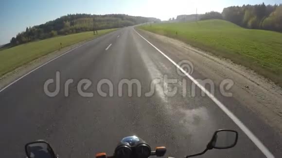 空秋路之旅摩托车视角动作镜头阳光照进镜头励志风景视频的预览图