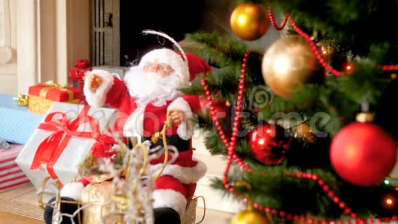 4k镜头聚焦在圣诞老人和克里斯塔姆斯树的身影与五颜六色的灯光和狒狒视频的预览图