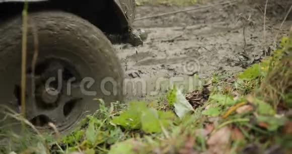 远征越野车被困在森林里的泥里通过另一辆越野车出去越野车使用绞车视频的预览图