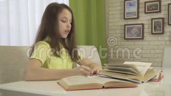 十几岁的女孩厌倦了做家庭作业脱下了书被智能手机的股票录像带走了视频的预览图