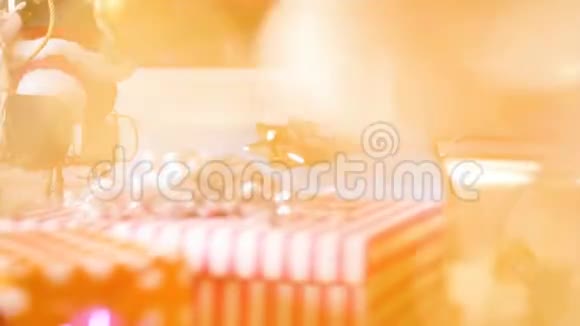 圣诞树和礼品盒上抽象金光闪闪的抽象画面视频的预览图