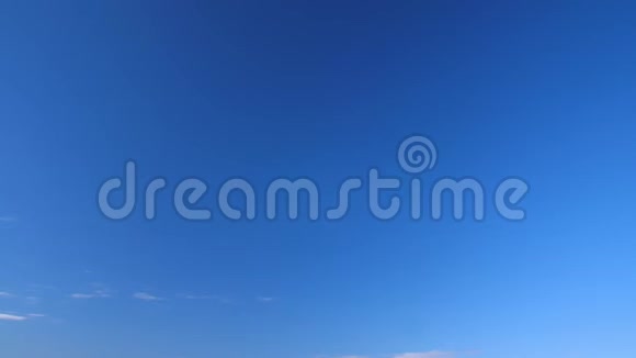 晴空万里白云飞天飘浮在蓝天上的云视频的预览图