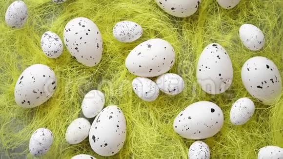 白色复活节彩蛋上面有雀斑放在黄色干草上视频的预览图