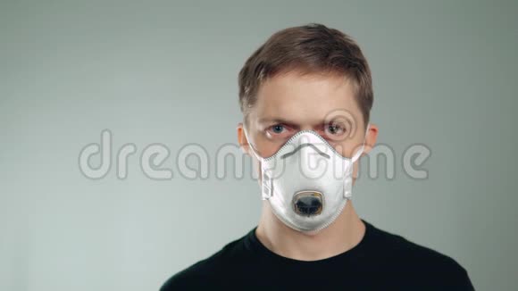 戴口罩的人戴防护眼镜保护呼吸器官和眼睛免受污染视频的预览图