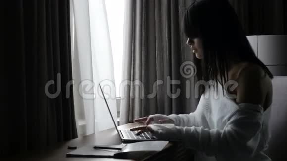 女人在房间里用笔记本电脑视频的预览图