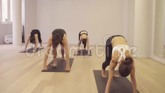 瑜伽课练习瑜伽的人英雄姿态视频的预览图