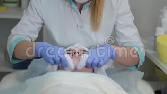 专业美容师女士在手术前用湿巾擦脸视频的预览图