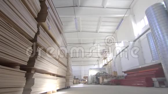 带有胶合板和钢梁的大型商业仓库视频的预览图