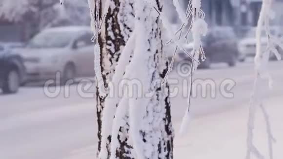 克拉斯诺亚尔斯克俄罗斯2018年1月25日市中心冬季的汽车交通视频的预览图
