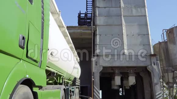工厂内的绿色卡车视频的预览图