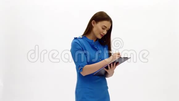 带平板电脑的蓝色礼服空中小姐视频的预览图
