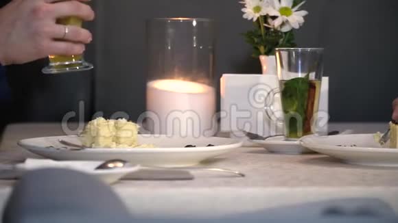 男女手吃蛋糕喝薄荷柠檬和肉桂茶视频的预览图