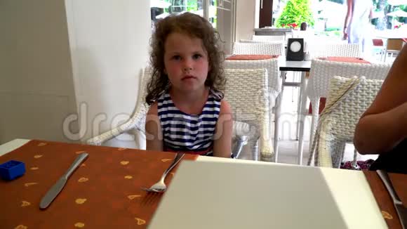 小女孩在桌旁玩充气玩具视频的预览图