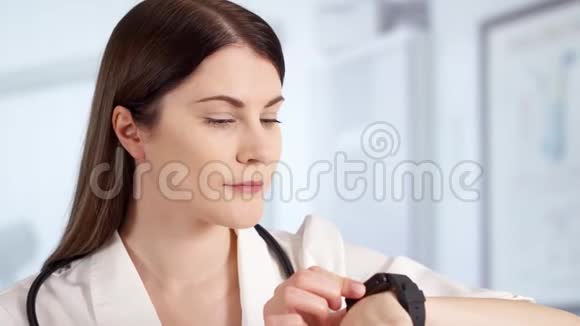 专业女医生在病房使用手机智能手表女医生视频的预览图