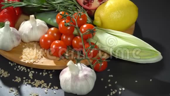 桌上的水果和蔬菜视频的预览图