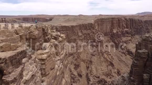 亚利桑那州小科罗拉多峡谷一个缩小到峡谷与人在俯瞰视频的预览图