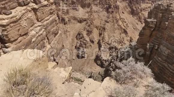 亚利桑那州小科罗拉多峡谷小科罗拉多峡谷底部和岩石悬崖的景观视频的预览图