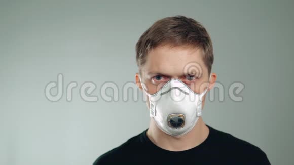 保护眼睛和呼吸系统面具在脸上保护健康视频的预览图